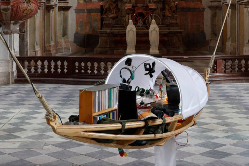 Jiří Černický_Hammaka, 2020, kombinovaná technika, 360 × 130 × 150 cm_foto Martin Polák 10. června – Hudební festival Ludwiga van Beethovena, Noc kostelů