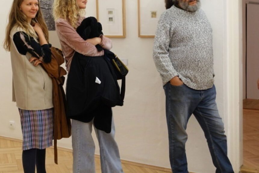 V sobotu 9. 12. – mimořádná komentovaná prohlídka k výstavě Miroslav Koval (1944–2022): V souznění se zemí – nejen pro návštěvníky Adventního benefičního koncertu