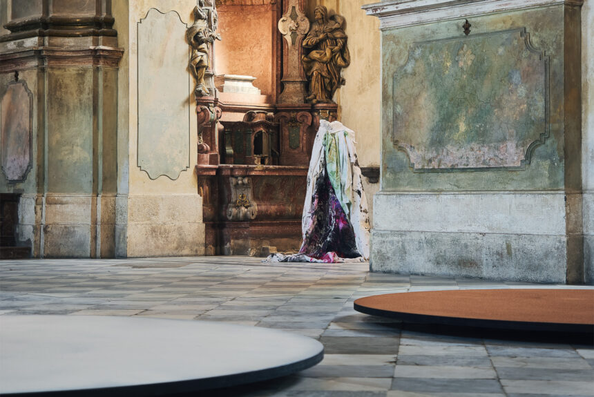 Komentovaná prohlídka výstavy Miloše Šejna – Ani labuť ani Lůna – sobota 23. 8. 2025